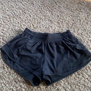 Lululemon black hotty hot shorts 2.5”